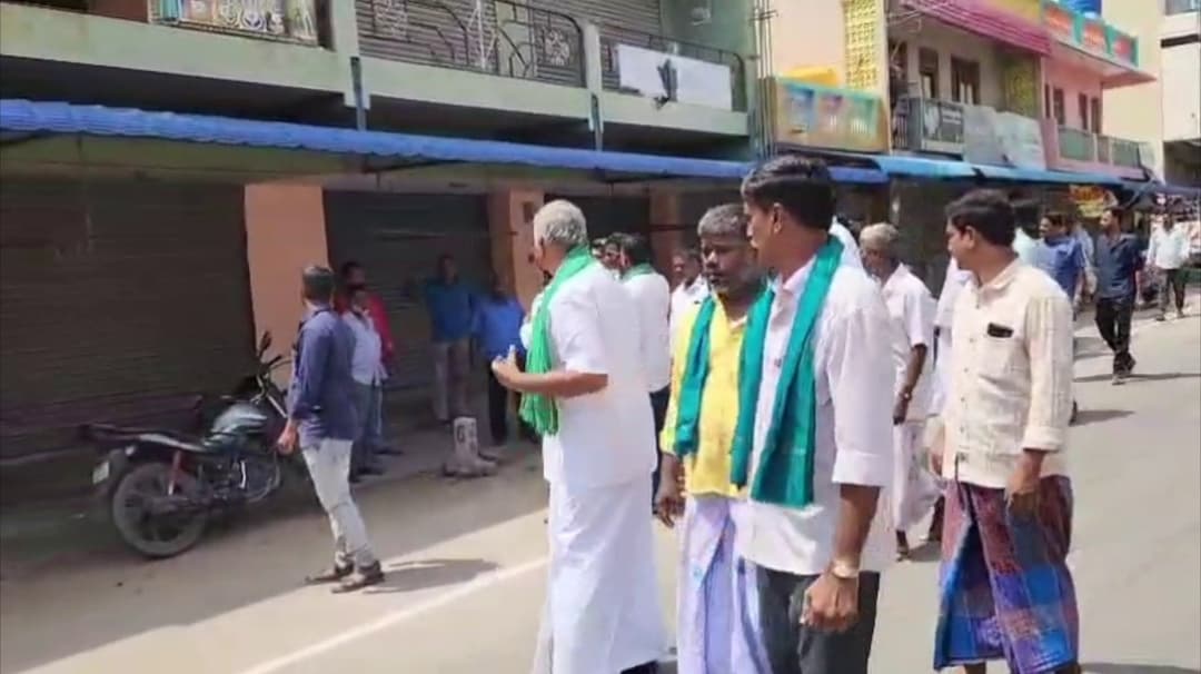 விலை வீழ்ச்சி காரணமாக பாதிக்கப்பட்டுள்ள மா விவசாயிகள்.. ஆதரவாக வணிகர் சங்கம் சார்பில் கடையடைப்பு போராட்டம்..