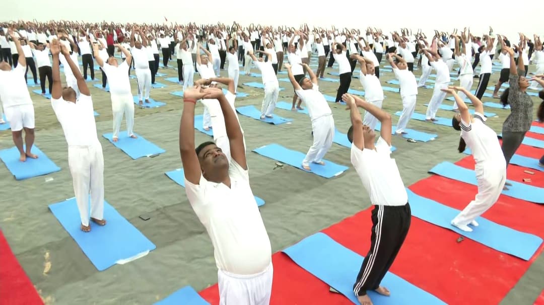 உலக யோகா தினம் கொண்டாடிய பாதுகாப்புப் படை வீரர்கள்