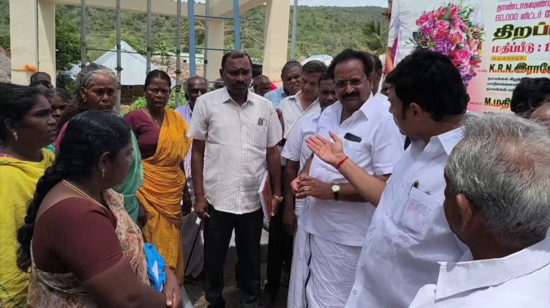 கழிவறை கட்டித் தரவில்லை என அமைச்சரிடம் முறையிட்ட மக்கள்