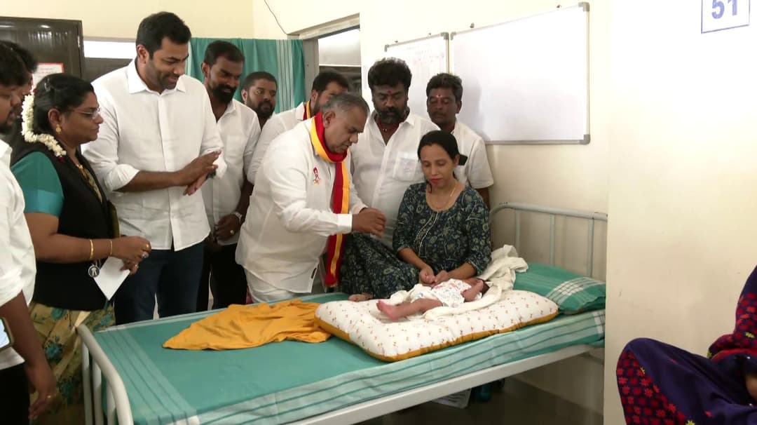 விஜயின் 51 ஆவது பிறந்த நாள்... த.வெ.க. சார்பில் 10 குழந்தைகளுக்கு தங்க மோதிரம்
