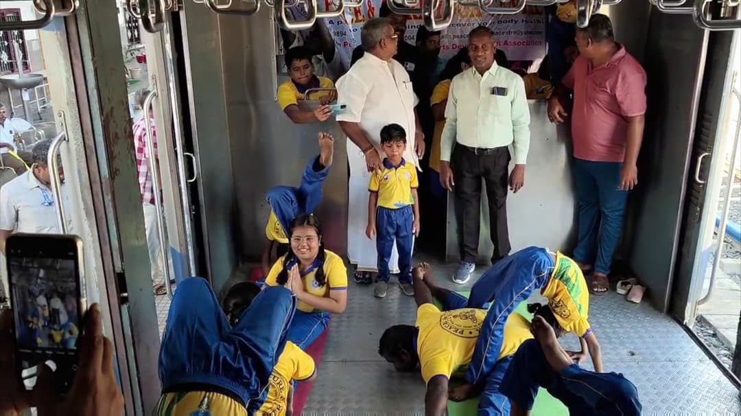 ரயிலில் யோகா செய்து காட்டி அசத்திய மாணவர்கள்