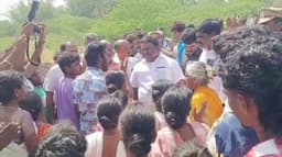 அடிப்படை வசதிகள் செய்து தர கோரி அமைச்சரை முற்றுகையிட்ட மக்கள்