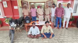 25 வழக்குகளில் தேடப்பட்டு வந்த பிரபல கொள்ளையர்கள்.. ஒரு கி.மீ தூரம் விரட்டிச் சென்று மடக்கிப் பிடித்த போலீசார்..