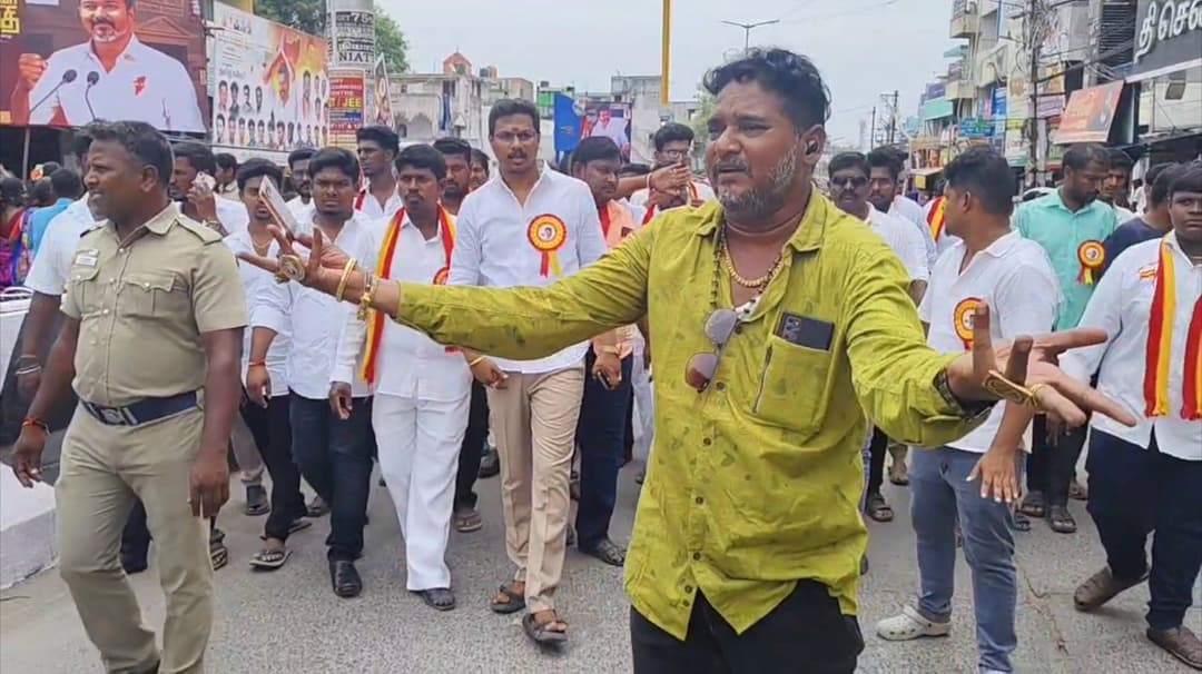 விஜய் பிறந்த நாள் பால்குட ஊர்வலத்தில் முன்னாள் நிர்வாகி ரகளை.. முன்னாள் நிர்வாகி குற்றச்சாட்டிற்கு மா.செ விளக்கம்