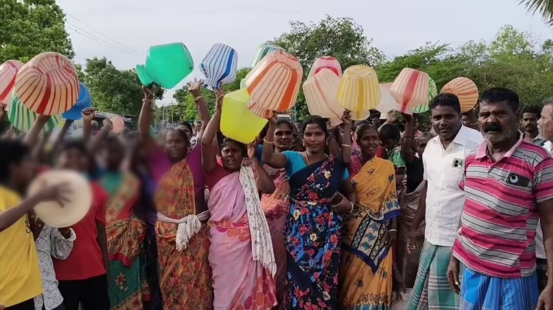 மேல்நிலை நீர்த்தேக்கத் தொட்டிக்கு தண்ணீர் ஏற்றும் மோட்டார் பழுது..   பொதுமக்கள் சாலை மறியல்..