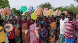 மேல்நிலை நீர்த்தேக்கத் தொட்டிக்கு தண்ணீர் ஏற்றும் மோட்டார் பழுது..   பொதுமக்கள் சாலை மறியல்..