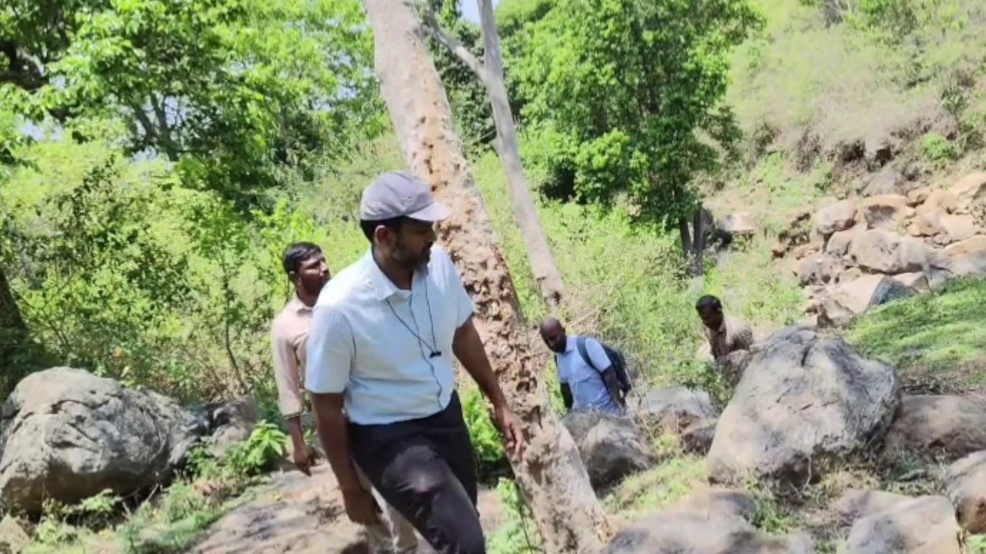 கரடுமுரடான மலையில் 1 கி.மீ நடந்துச் சென்ற ஈரோடு ஆட்சியர்