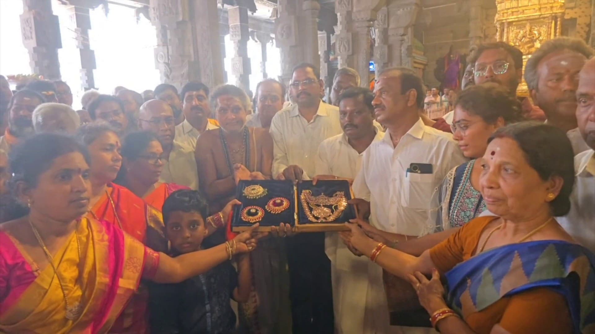 அண்ணாமலையார் கோயிலுக்கு 750 கிராம் தங்க மாலை காணிக்கை