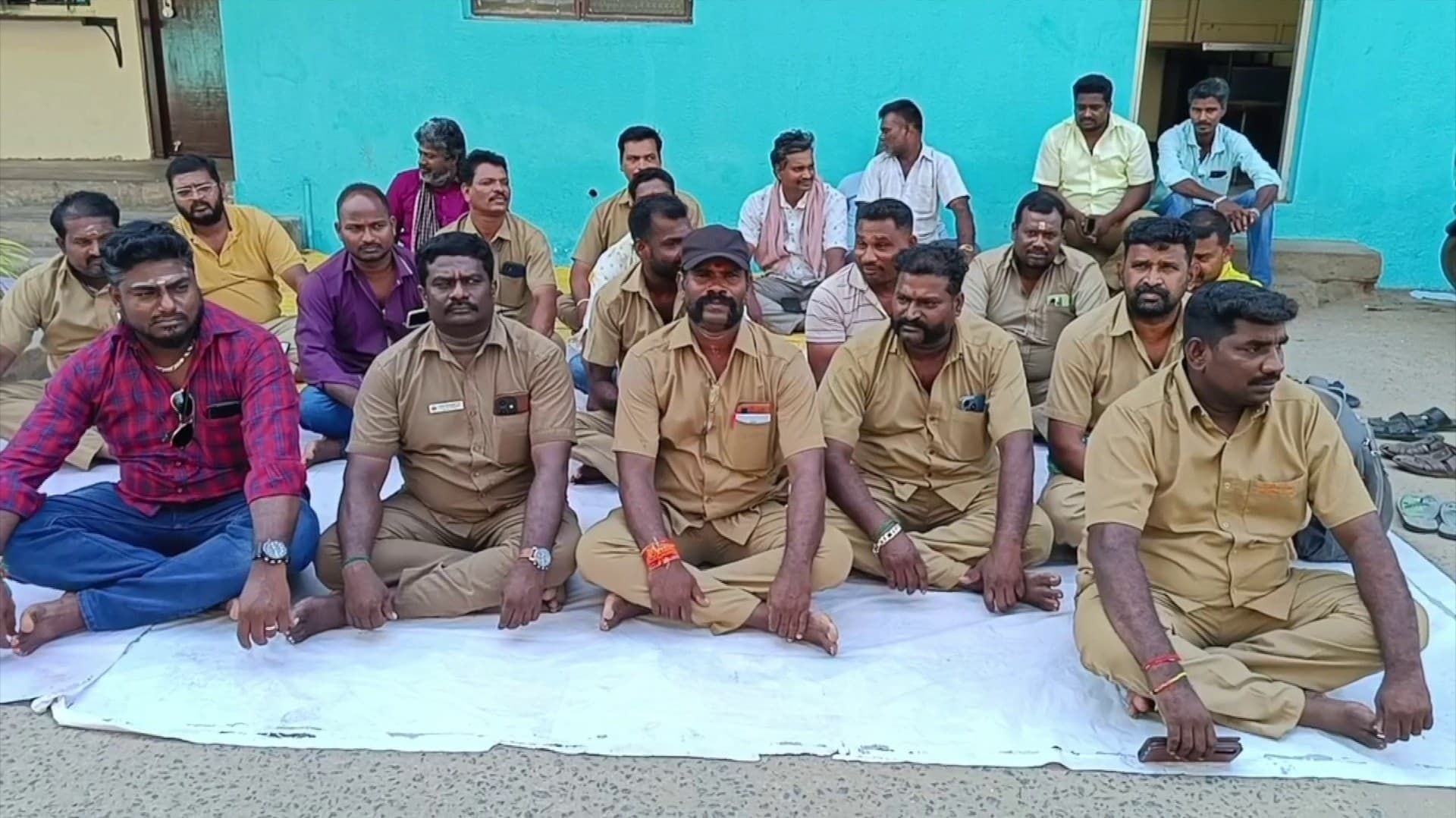 புதுச்சேரி- ஒப்பந்த நடத்துனர், ஓட்டுனர் வேலை நிறுத்தம்.. பேச்சுவார்த்தைகளில் சுமுகமான முடிவு