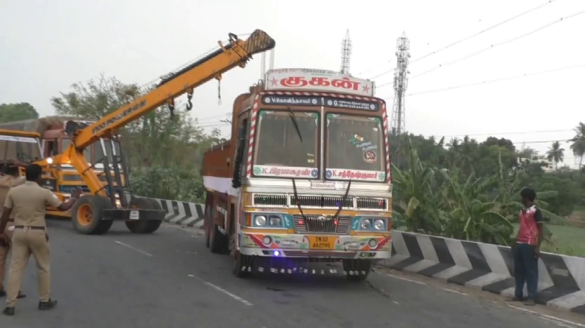திருச்சி அருகே ஓட்டுநர் கட்டுப்பாட்டை இழந்து சாலையில் கவிழ்ந்த லாரியை கிரேன்கள் மூலம் மீட்ட போலீசார்