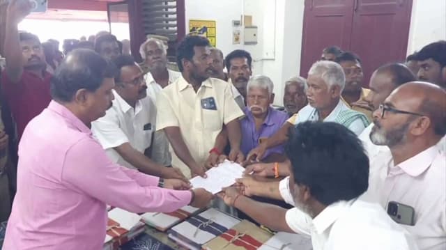 வகுப்பறை படியில் அமர்ந்து தேர்வு எழுதிய விவகாரத்தில் விரிவான விசாரணை கோரி மனு
