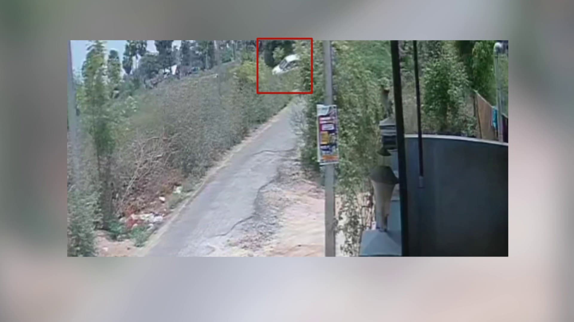 மது போதையில் கழிவுநீர் கால்வாயில் மோதி இருமுறை பல்டி அடித்த கார்