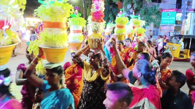 ஸ்ரீமுத்துமாரியம்மன் கோயில் திருவிழா.. தீப்பந்த கரகம் எடுத்து வந்து பக்தர் நேர்த்திக் கடன்..