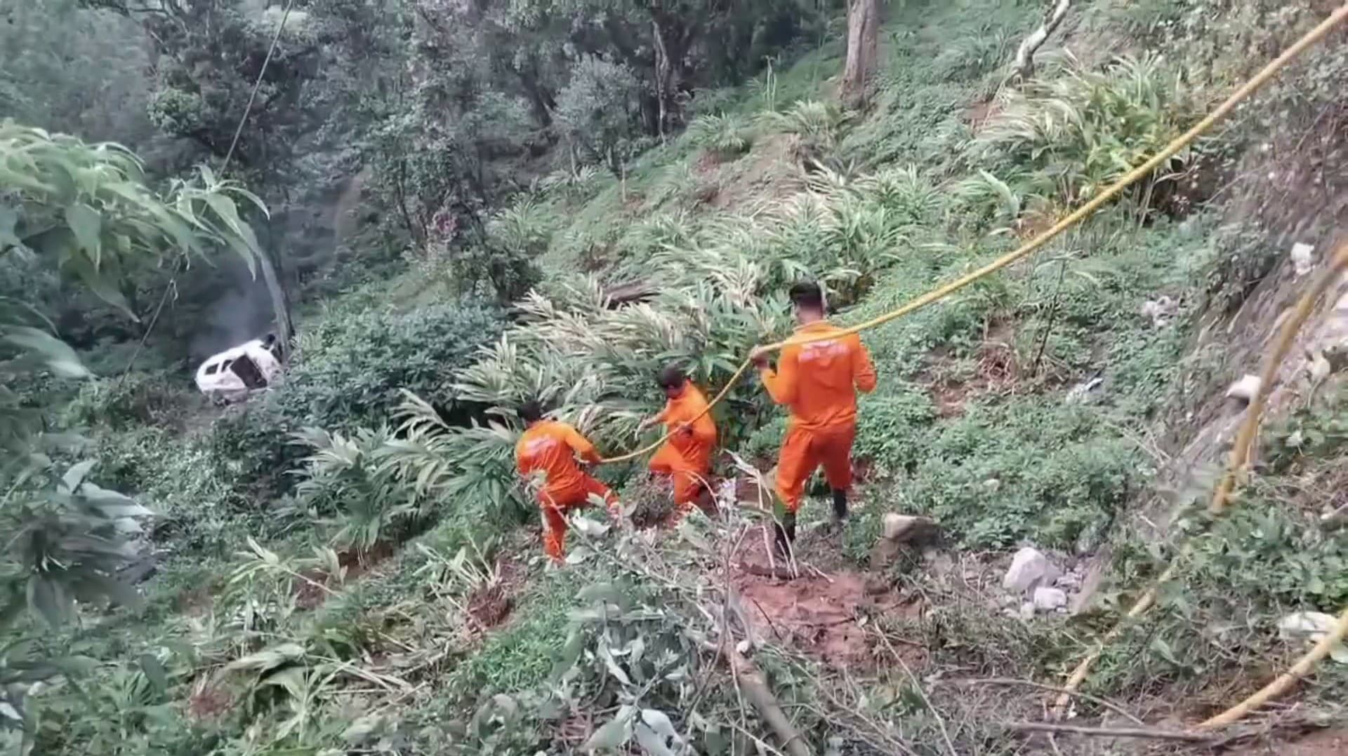 60 அடி பள்ளத்தில் கவிழ்ந்த கார்.. கார் தீப்பிடித்த நிலையில் அதிலிருந்த 4 பேர் மீட்பு..