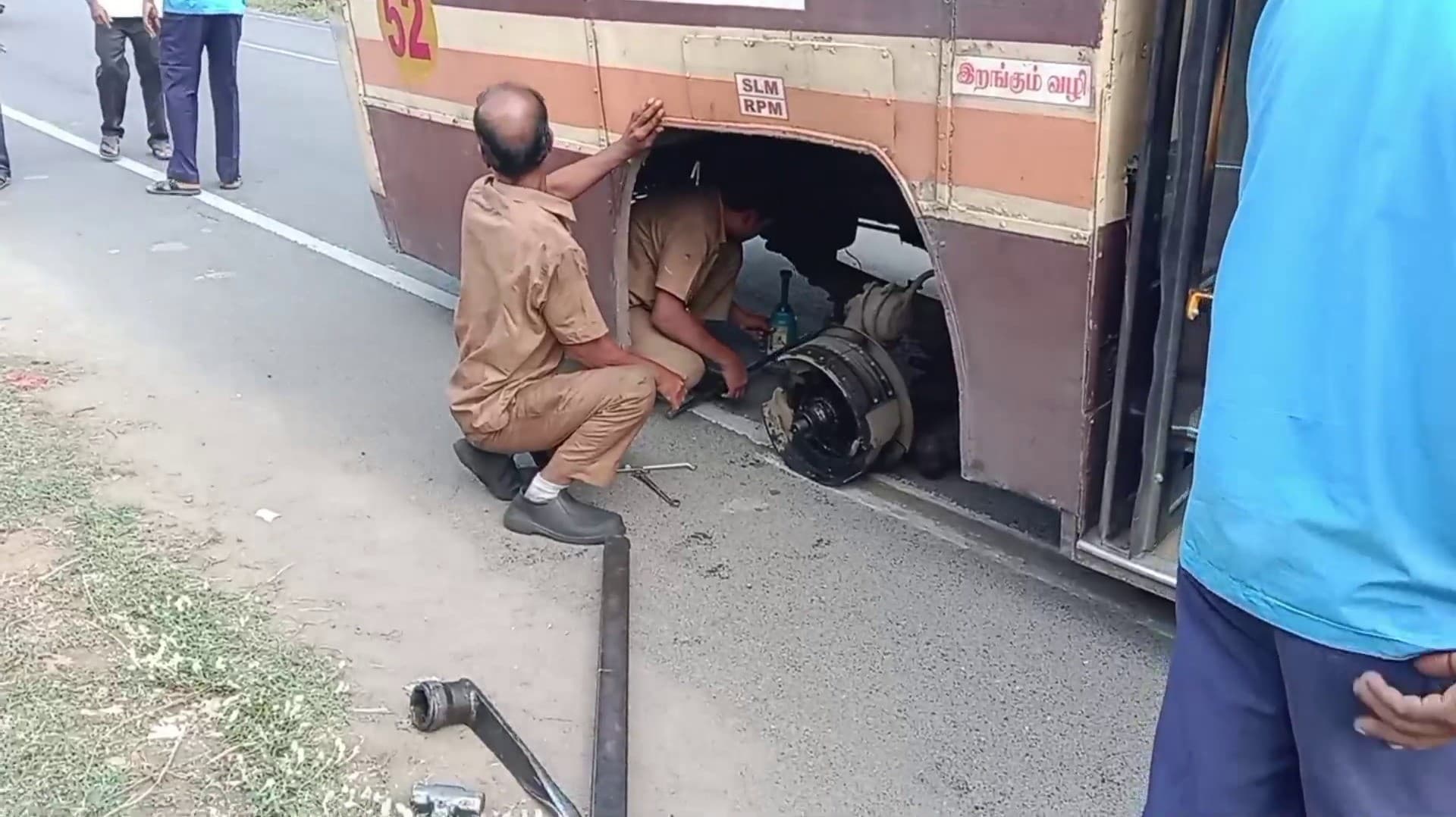 சாலையோர பள்ளத்தில் உருண்டு விழுந்த அரசு பேருந்தின் முன்பக்க டயர்.. ஓட்டுநரின் சாமர்த்தியத்தால் காயங்களின்றி தப்பிய பயணிகள்..