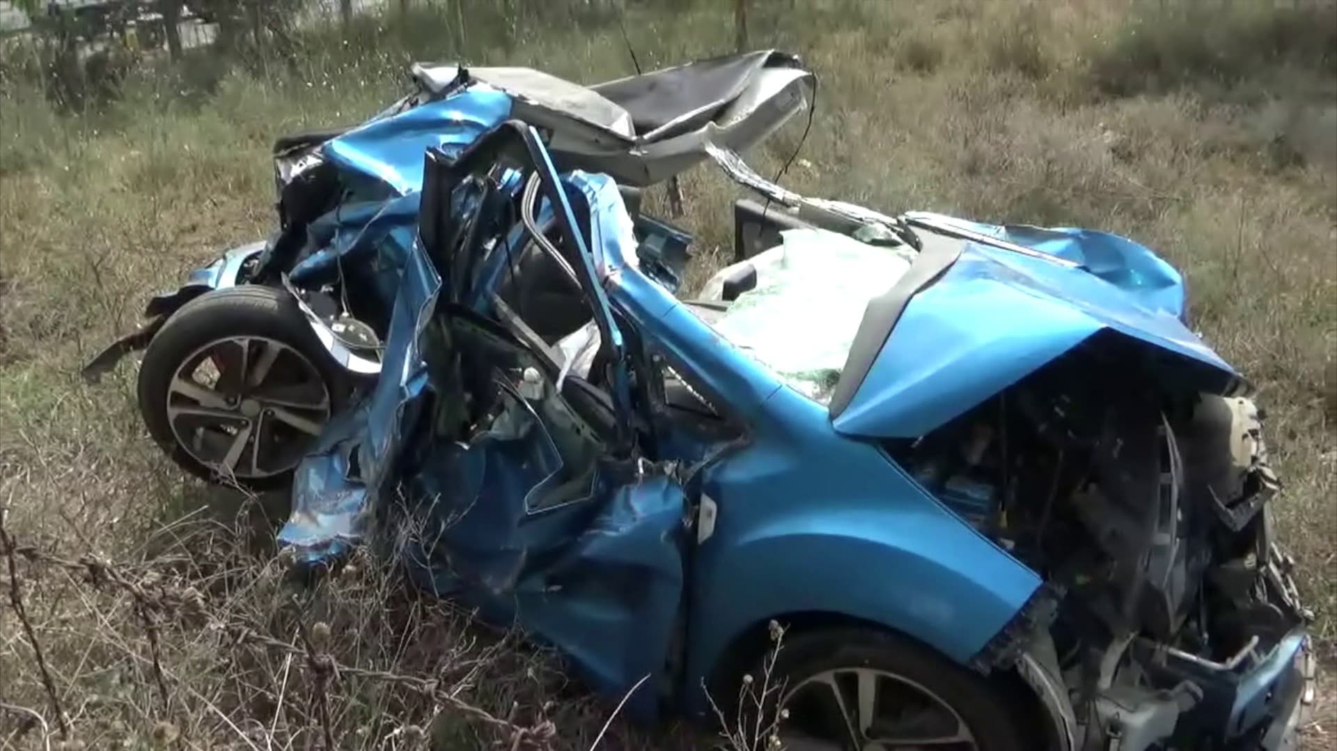 2 லாரிகளுக்கு நடுவே கார் சிக்கியதில் பெண் உயிரிழப்பு