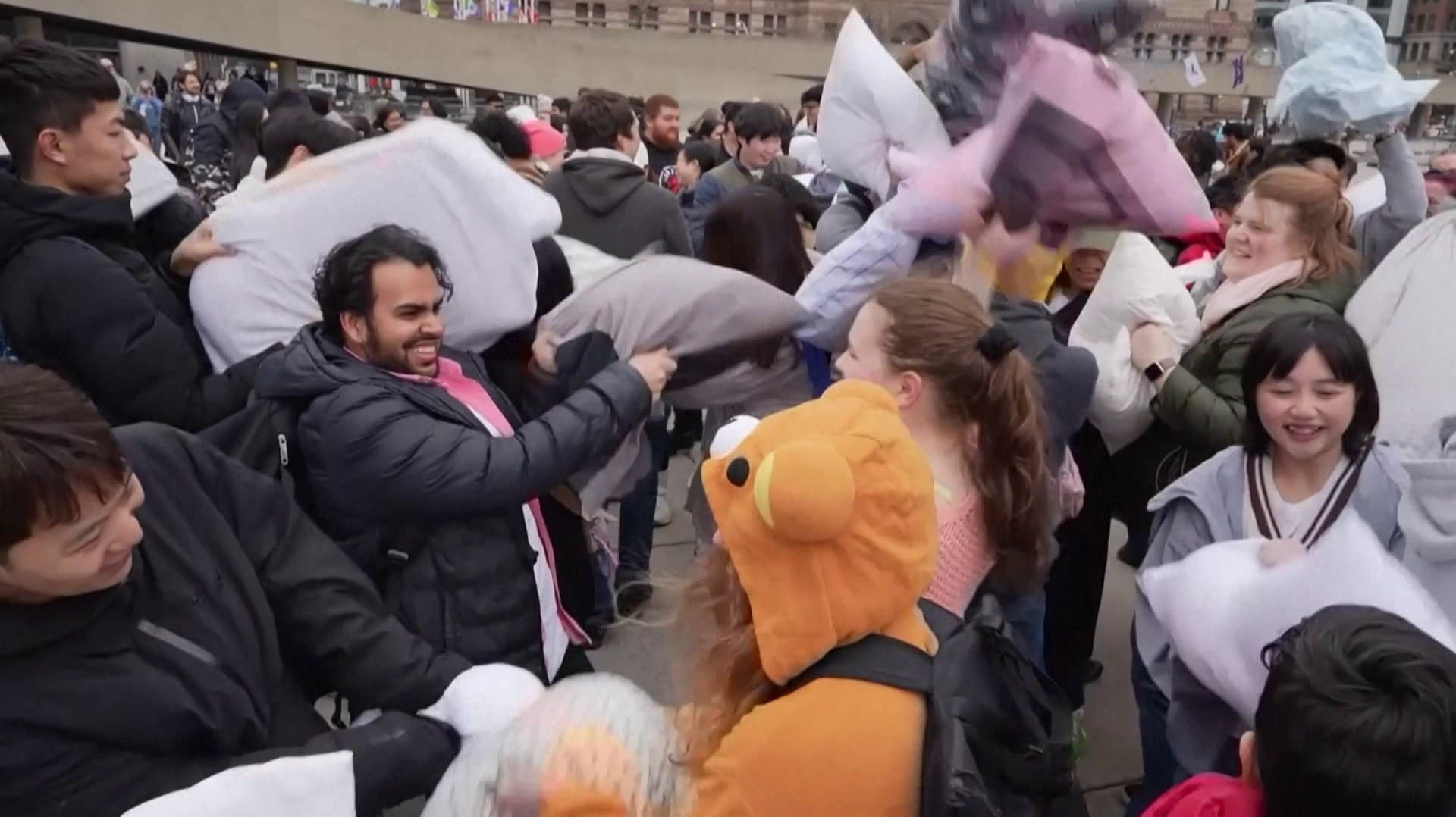 கனடாவில் நடைபெற்ற தலையணை சண்டை போட்டி