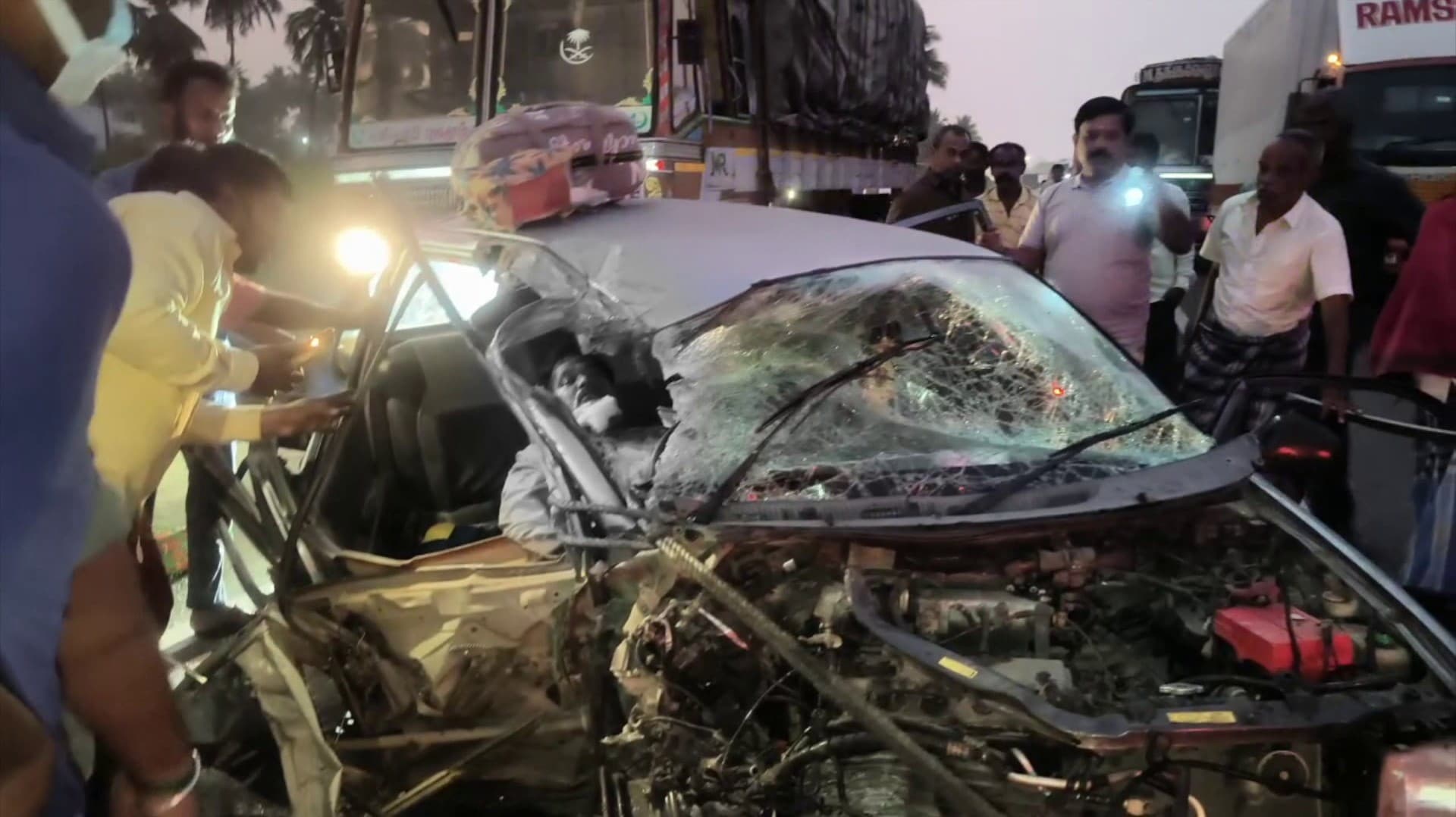 ஈச்சர் லாரியும் காரும் நேருக்கு நேர் மோதி பயங்கர விபத்து.. கார் ஓட்டுநர் கவனக் குறைவாக வளைவில் திரும்பியதே விபத்துக்கு காரணம்..?