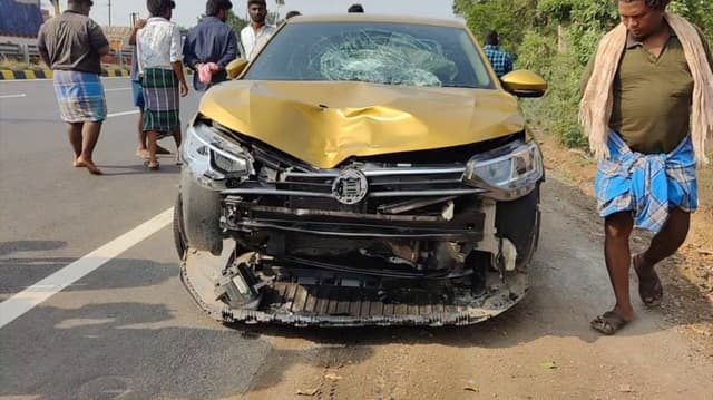 மொபெட்டில் சாலையை கடக்க முயன்றவர் மீது கார் மோதி விபத்து..! சென்னை - திருச்சி தேசிய நெடுஞ்சாலையில் கிராம மக்கள் மறியல்