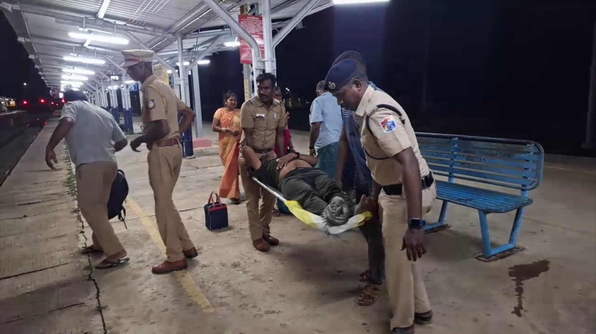 விதிகளை மீறி ரயில் படிக்கட்டில் அமர்ந்து பயணித்தவர் படுகாயம்