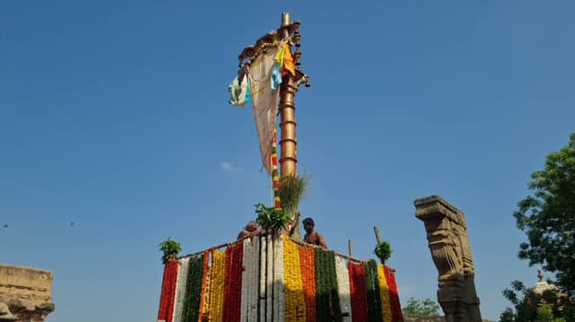கொடிமரத்திற்கு சிறப்பு  அபிஷேகம் செய்து கொடியேற்றத்துடன் தொடங்கிய சித்திரை பெருவிழா...