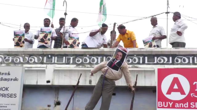 பாகிஸ்தான் அதிபர் உருவப்பொம்மையை தூக்கிலிட்டு போராட்டம்