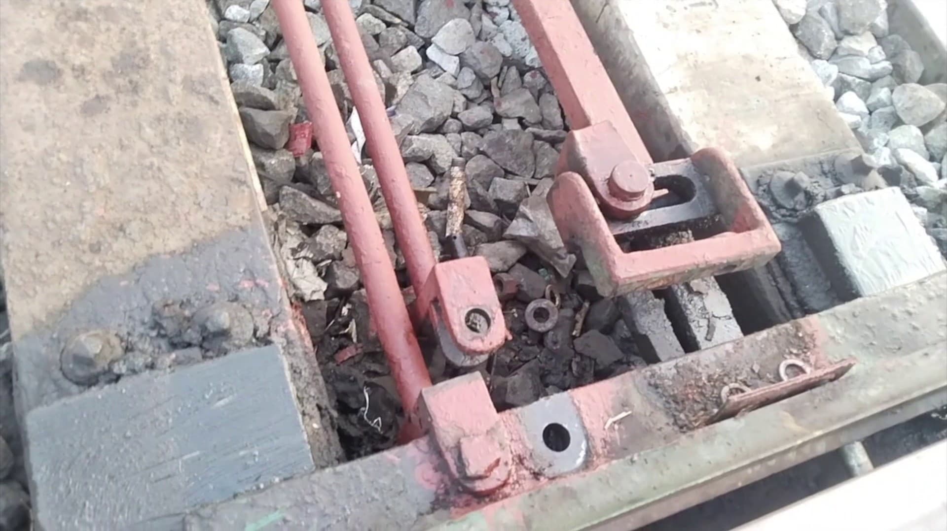 சென்னை அருகே போல்ட், நட் கழற்றப்பட்டிருந்த தண்டவாளம்