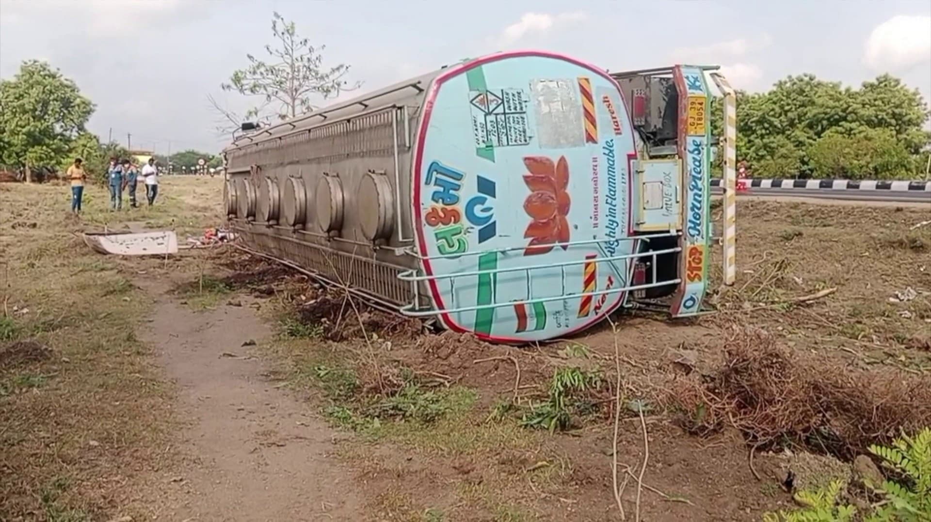 உளுந்தூர்பேட்டை அருகே, திருச்சிக்கு 40,00,0 லிட்டர் எத்தனால் ஏற்றிவந்த லாரி கவிழ்ந்து விபத்து