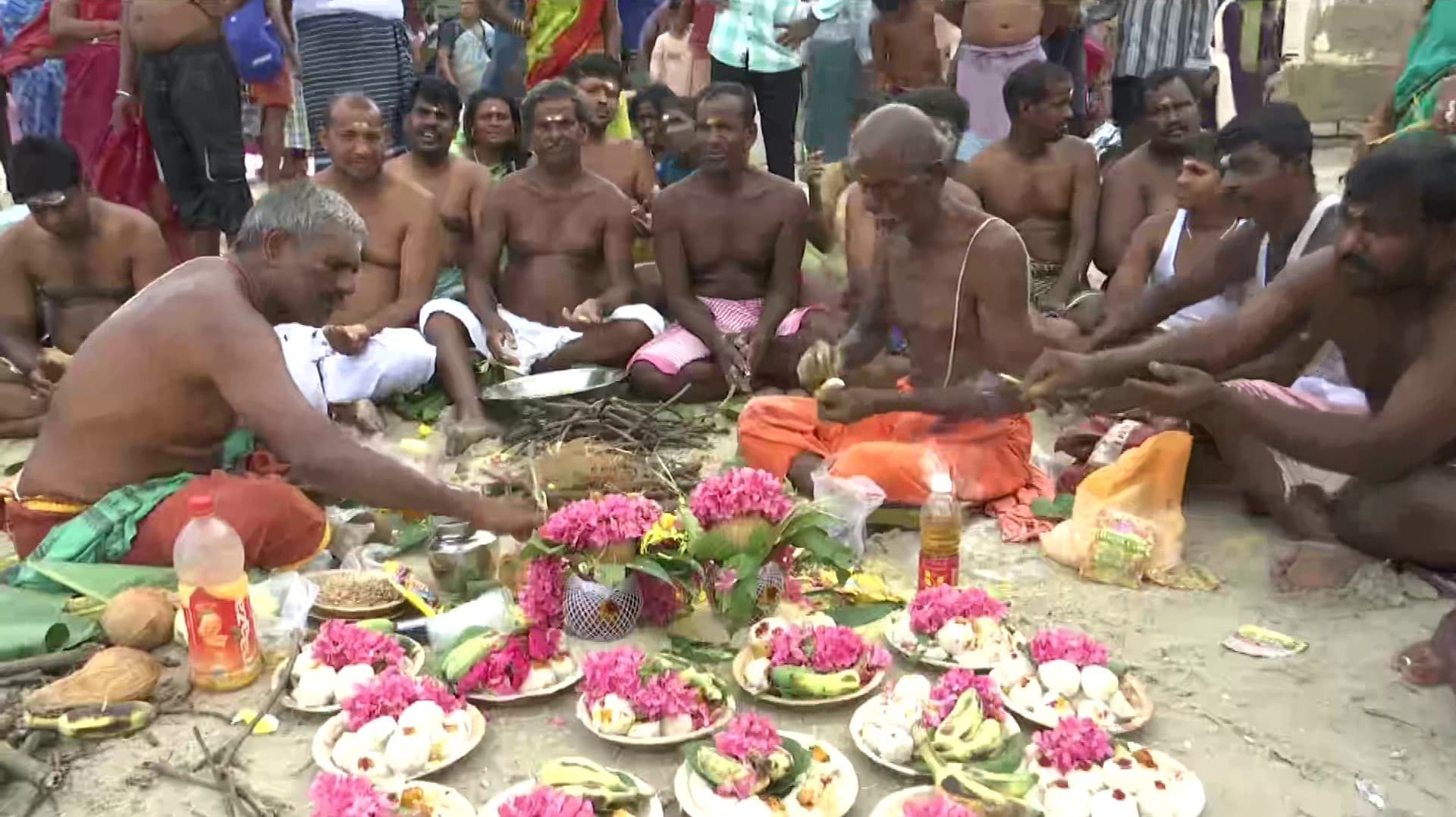 சித்திரை மாத சர்வ அமாவாசை நாளில் ராமேஸ்வரத்தில் குவிந்த மக்கள்..!