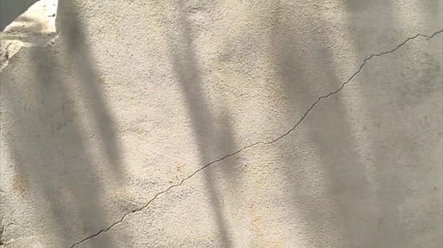 பாறையை அகற்ற வைத்த வெடியால் வீடுகளில் விரிசல்