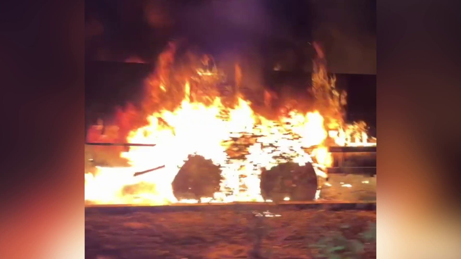 தேசிய நெடுஞ்சாலையில் லாரியில் திடீரென பற்றிய தீ