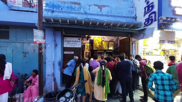 அல்வா விற்பனை செய்யும் இருட்டுக்கடைக்கு சொந்தம் கொண்டாடும் 3வது நபர்..