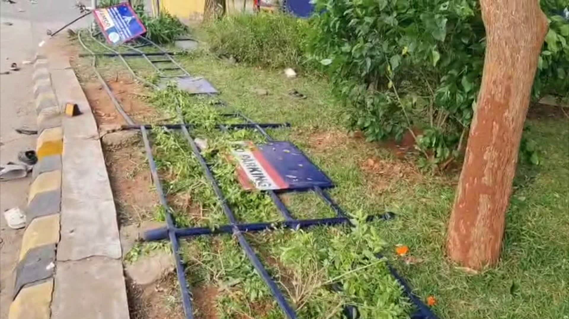 மதுரை விமான நிலையத்தில் தடுப்புகளை உடைத்த த.வெ.க தொண்டர்கள்