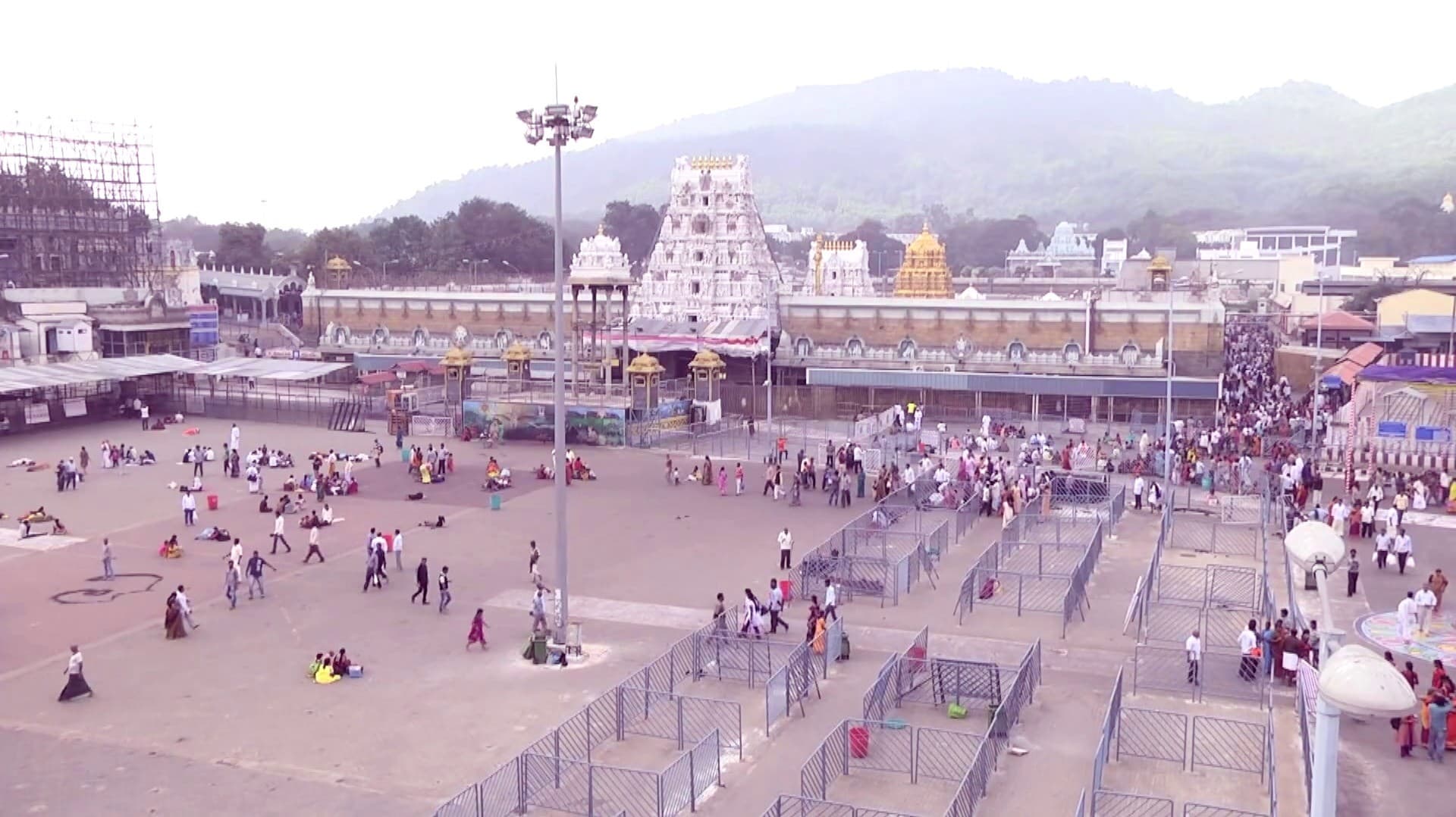 திருமலை ஏழுமலையான் கோவிலில் 4 கிலோ மீட்டர் நீளத்துக்கு பக்தர்கள் வரிசையில் காத்திருந்து தரிசனம்