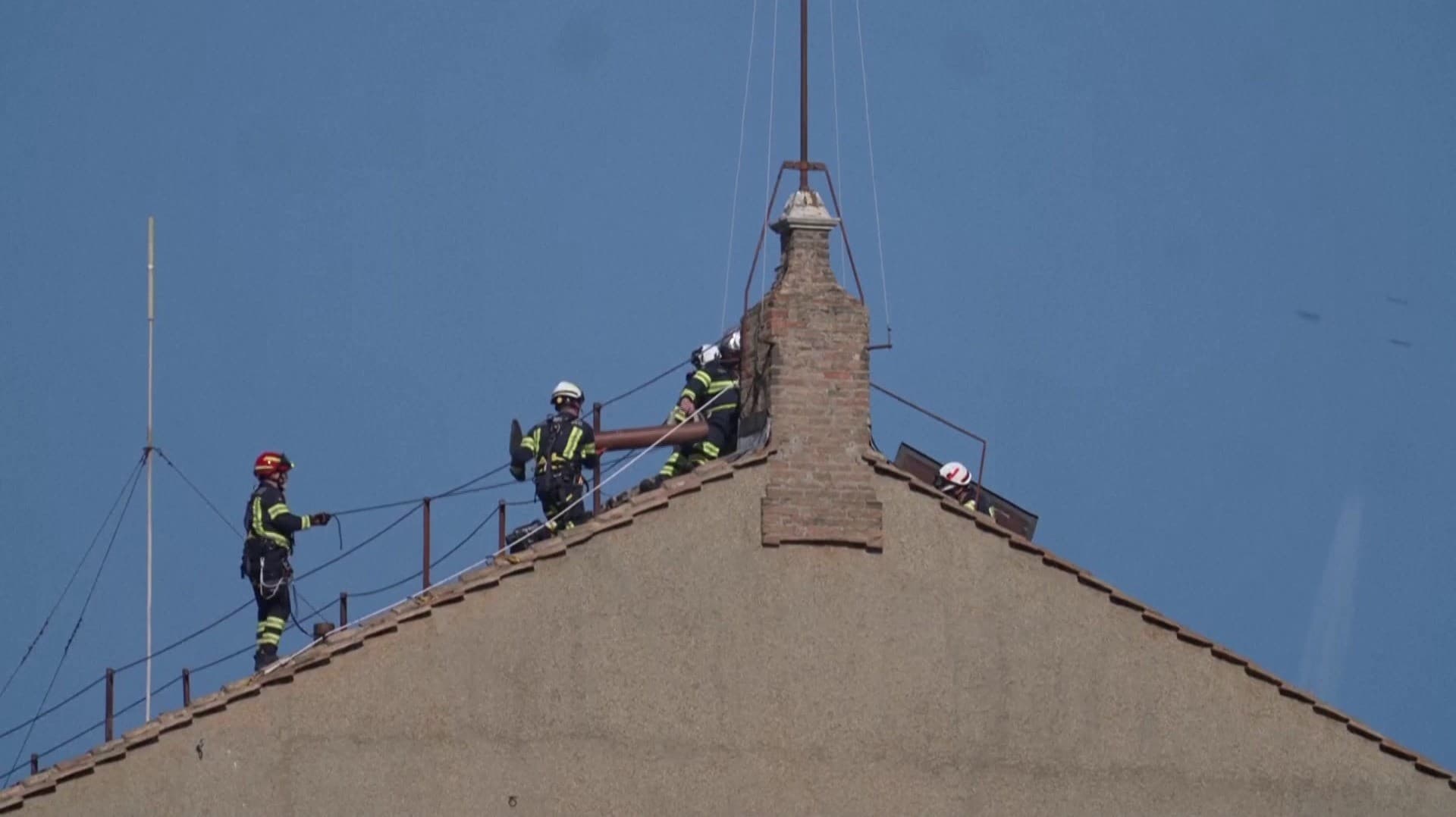 புதிய போப்பை தேர்ந்தெடுக்க மே 7-ல் கார்டினல்களின் ரகசிய கூட்டம் - சிஸ்டைன் தேவாலய கூரையில் புதிய புகைபோக்கி பொருத்தம்