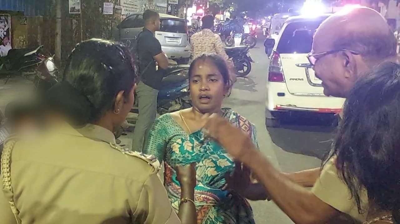 காவல்துறை கணவரைக் கைது செய்ததால் மனைவி மதுபோதையில் சாலையில் போராட்டம்