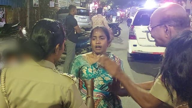 காவல்துறை கணவரைக் கைது செய்ததால் மனைவி மதுபோதையில் சாலையில் போராட்டம்