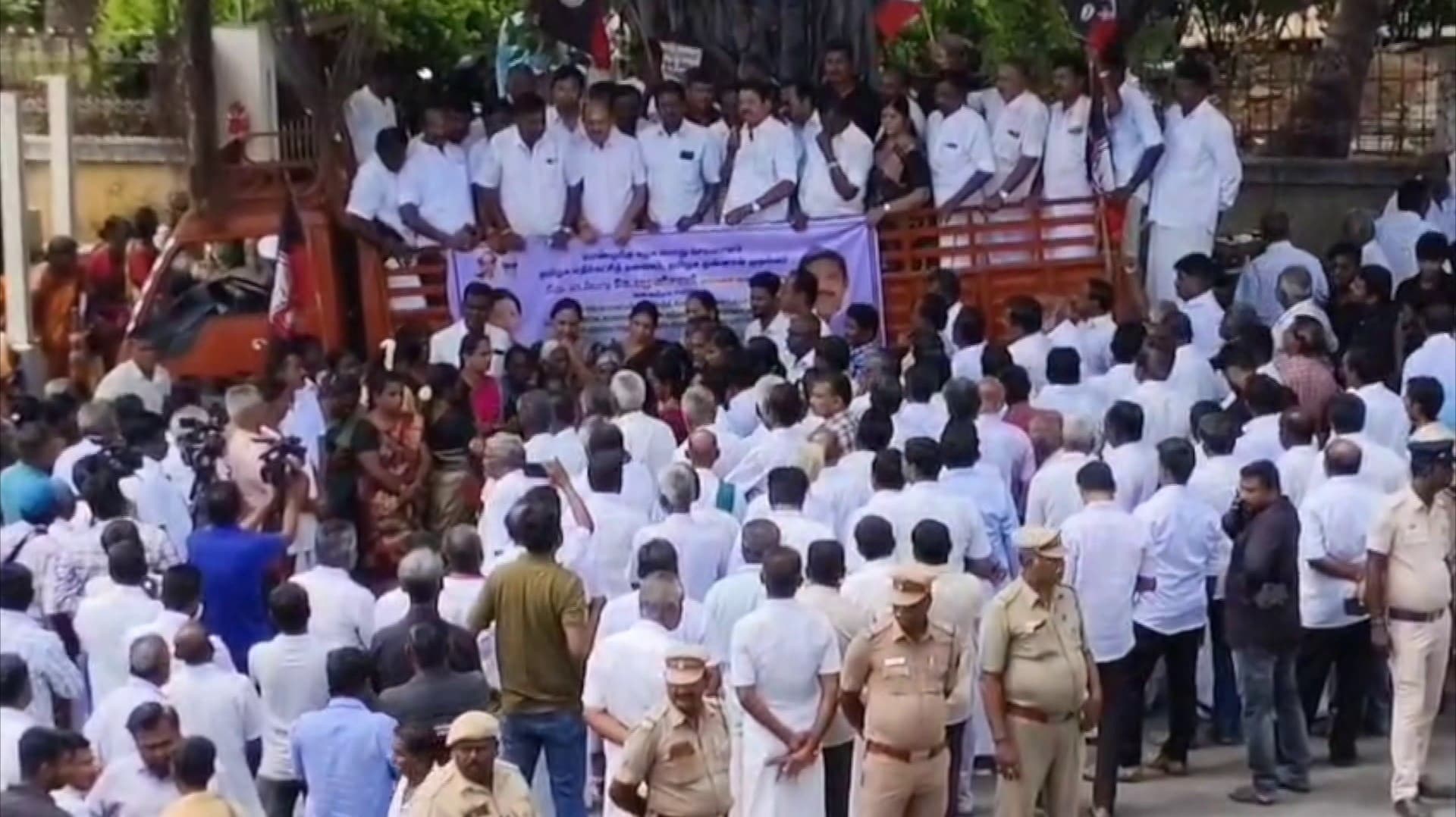 தமிழகத்தில் சட்டம், ஒழுங்கை முறையாக பராமரிக்கவில்லை என அ.தி.மு.க. குற்றச்சாட்டு..