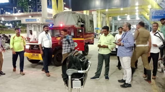விமான நிலைய வாகனம் நிறுத்தும் இடத்தில் பிடிபட்ட நல்ல பாம்பு..!