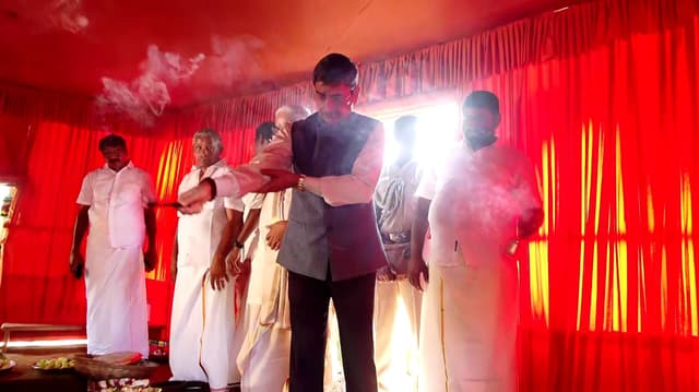 எல்லை கருப்பசாமி கோவிலில்  ஒரே தூணில் 18 சித்தர்கள் சிலைகள் பிரதிஷ்டை..!