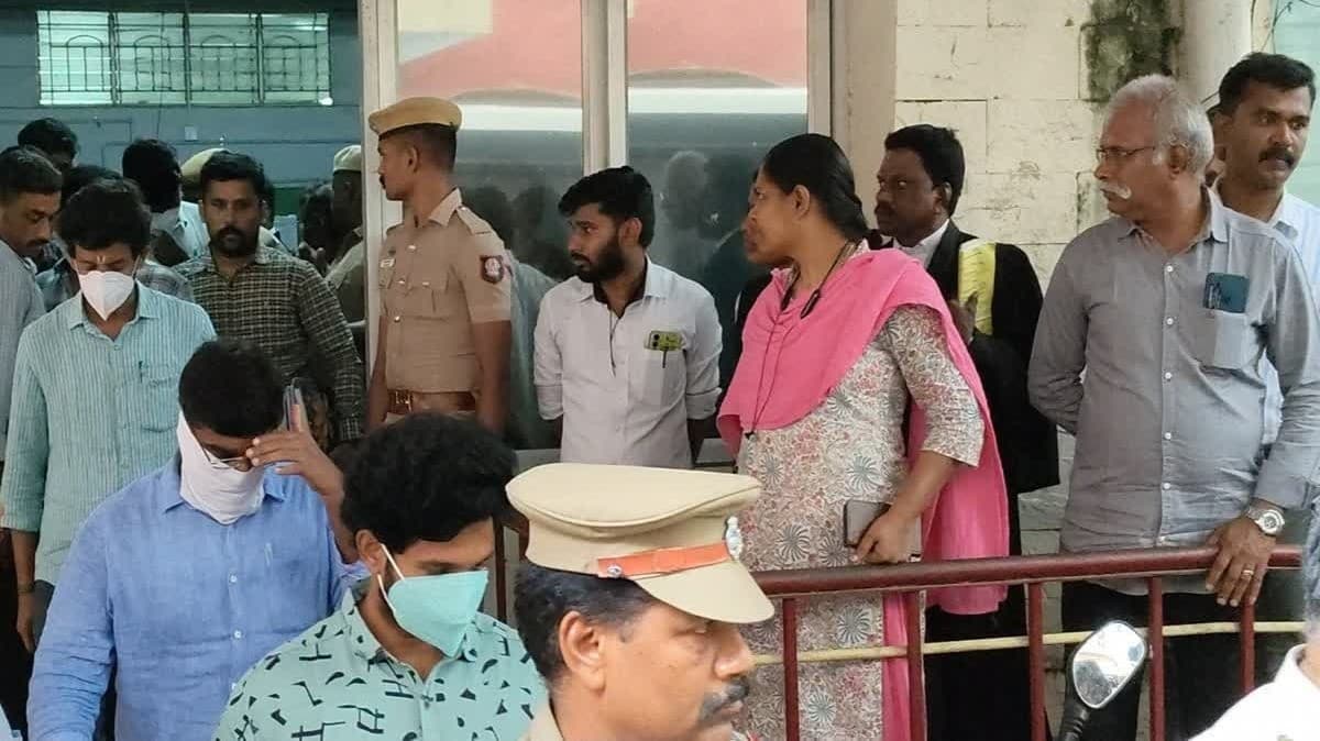 பொள்ளாச்சி பாலியல் வழக்கில் சற்று நேரத்தில் தீர்ப்பு - நீதிமன்ற கதவுகள் மூடப்பட்டன