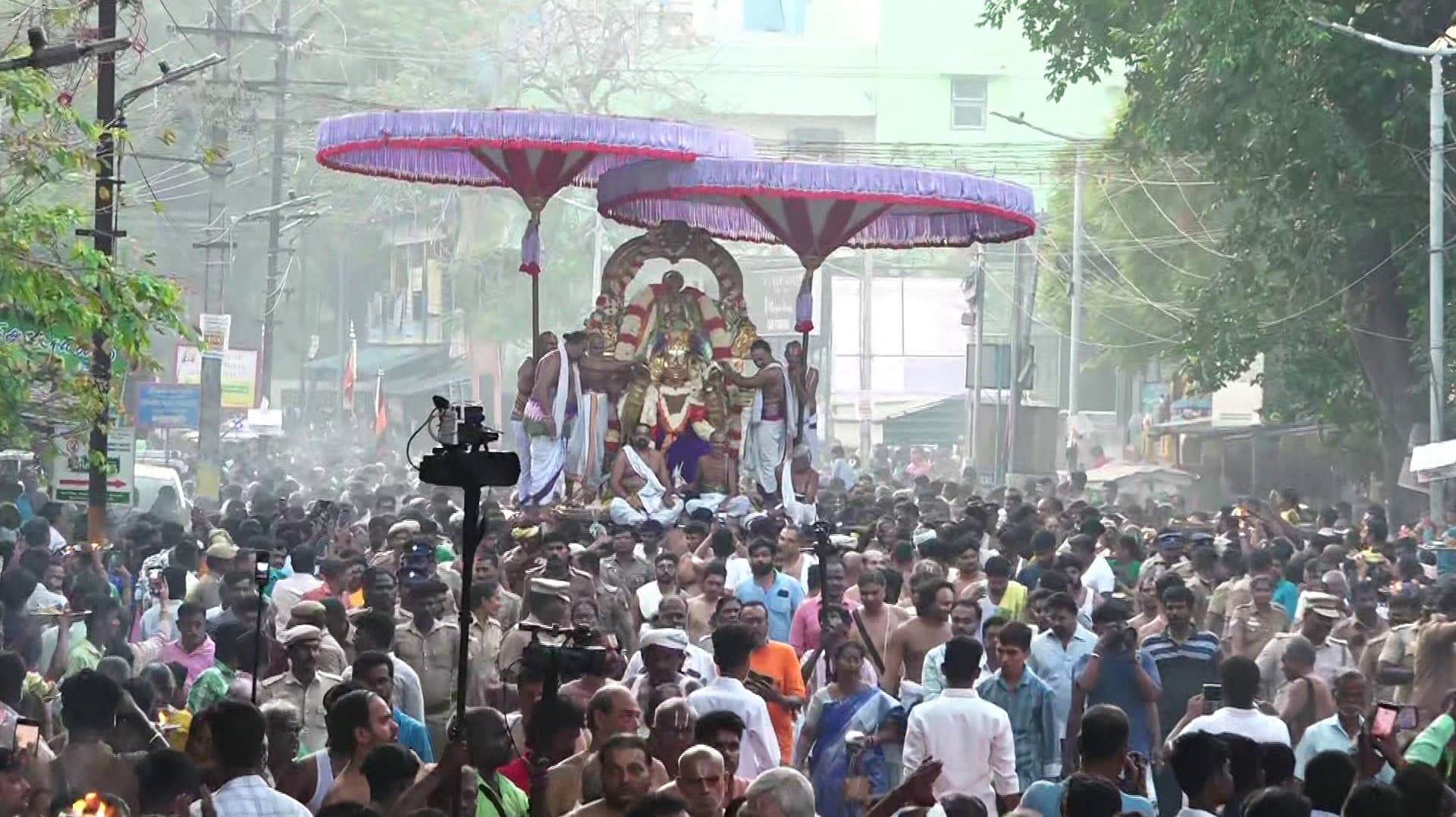 3 ஆம் நாளான வைகாசி பிரம்மோற்சவம்... இரட்டைக் குடையுடன்  தங்க கருட சேவை வாகனத்தில் உலா வந்த பெருமாள்