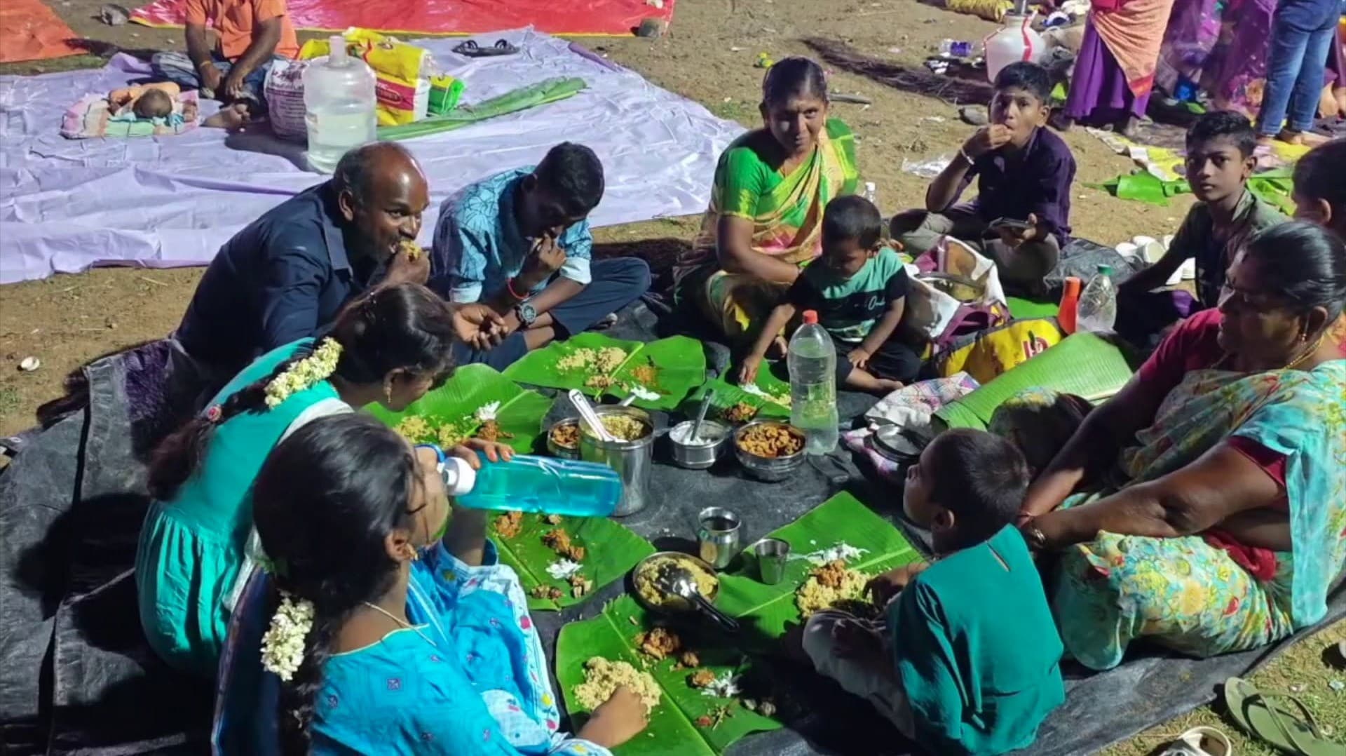 சித்திரை முழு நிலவு நாளில் வைகை ஆற்றில் நிலாச்சோறு.. குடும்பம் குடும்பமாக கூடி மகிழ்ந்து விருந்துண்ட மக்கள்