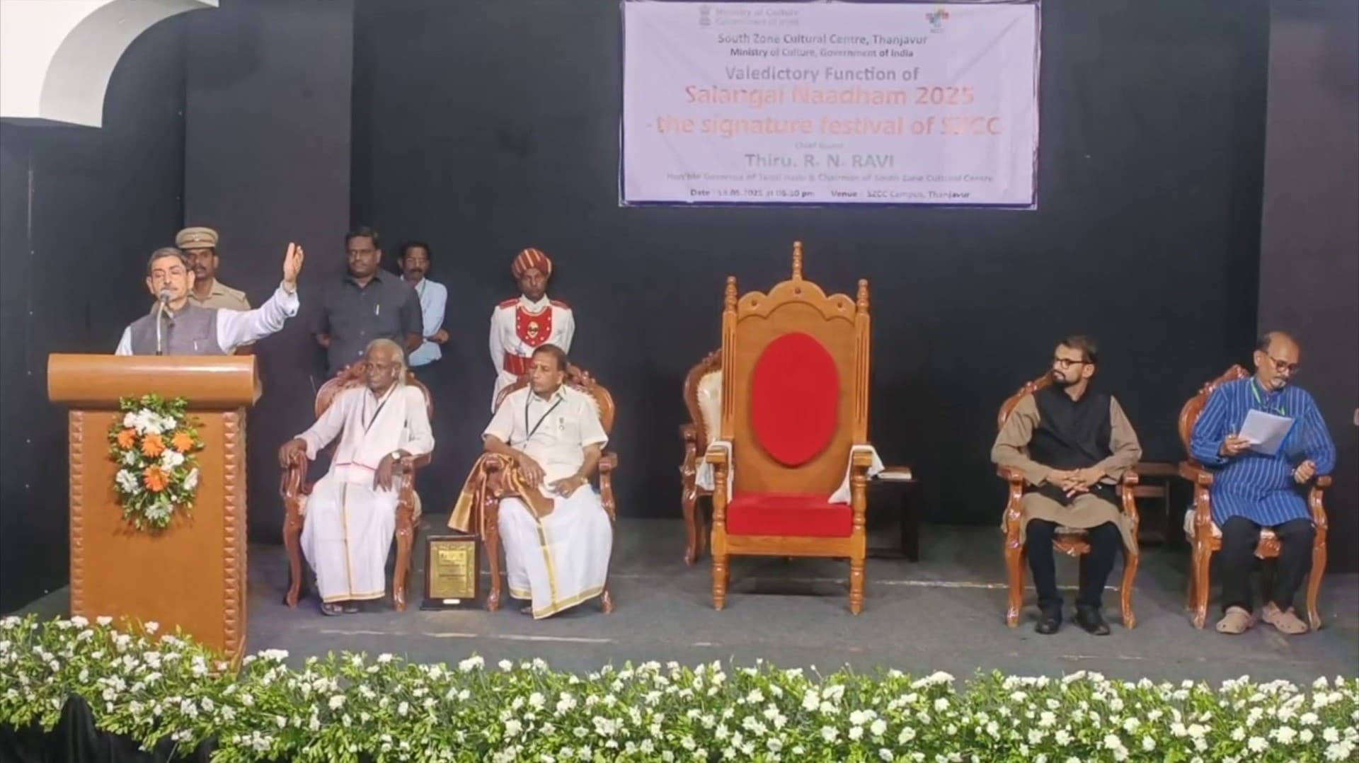 கலாச்சாரத்தால் இணைந்தவர்களை அரசியல் பிரிக்கிறது - ஆளுநர்