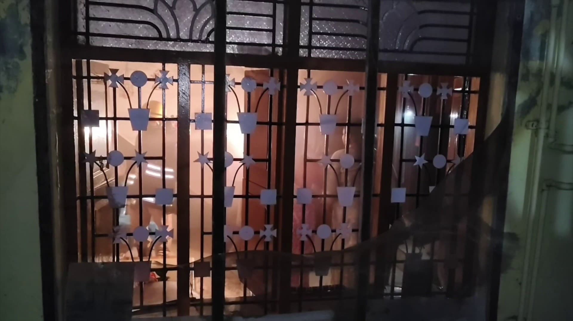 பூஜை அறையில் விளக்கு தீபத்தில் இருந்து பரவிய தீ.. தண்ணீரை பீய்ச்சி அடித்து தீயை அணைத்த தீயணைப்பு துறை வீரர்கள்..