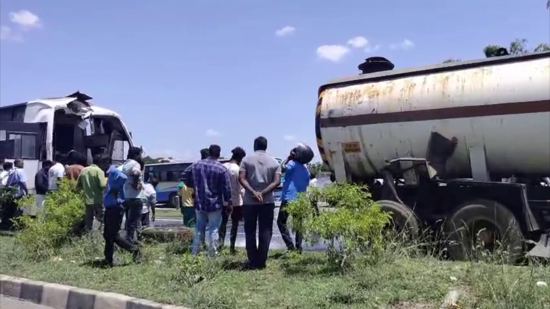 செடிகளுக்கு தண்ணீர் அடித்துக் கொண்டிருந்த லாரி மீது அரசு பேருந்து மோதி விபத்து