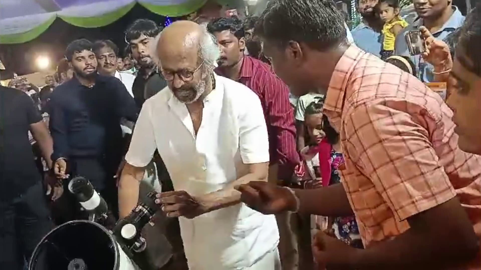 ஆஸ்ரம் பள்ளியில் நடைபெற்ற  விண்வெளி அறிவியல் கண்காட்சியை பார்வையிட்ட ரஜினிகாந்த்