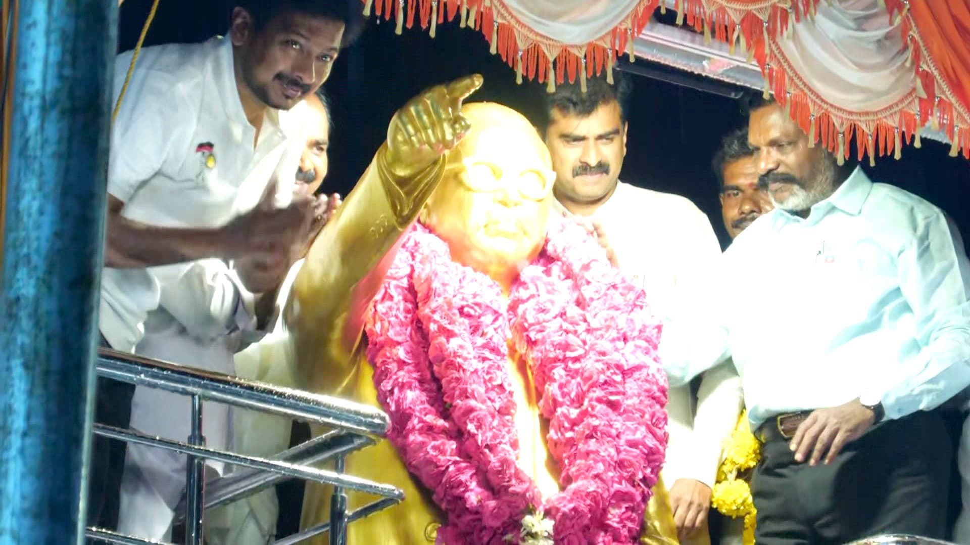 திருமாவளவனுடன் இணைந்து அம்பேத்கர் சிலையை திறந்து வைத்த உதயநிதி ஸ்டாலின்