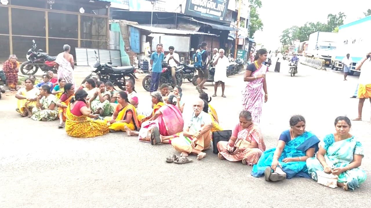 பெண்கள் குளிப்பதை வீடியோ எடுத்த இளைஞர்களை பிடித்து கொடுத்தும் தப்பவிட்ட காவலர்கள்