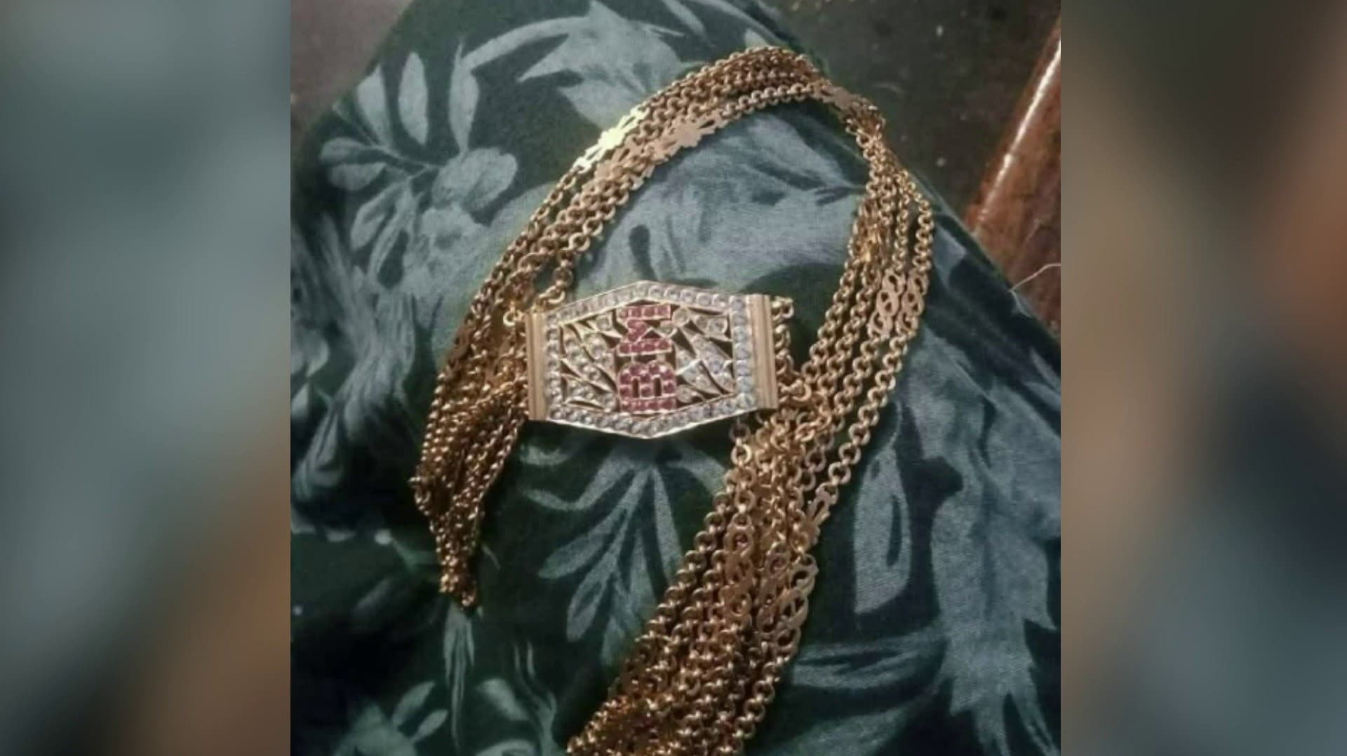 கோயில் வளாகத்தில் தவற விடப்பட்ட ரூ.10 லட்சம் மதிப்புள்ள நகை.. கண்டெடுத்து ஒப்படைத்த டீ வியாபாரிக்கு பாராட்டு..